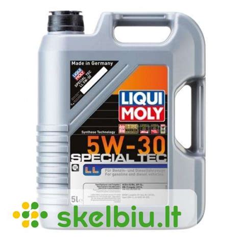 Nuotrauka: įvairios atliekos garaže (padangos, tepalai, filtrai)