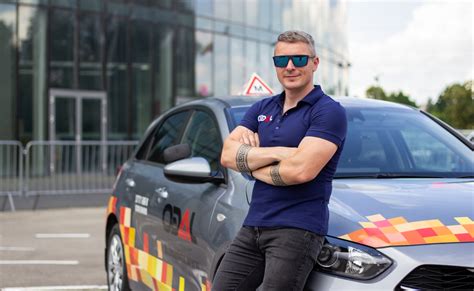 Vairavimo instruktorius su mokiniais automobilio salone