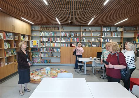 Bibliotekos lentynos su knygomis