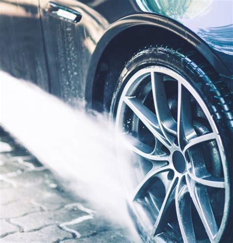 Automobilio plovimas aukšto slėgio srove