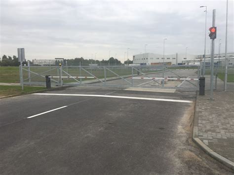 Nuotrauka su gerai pažymėta ir apšviesta automobilių stovėjimo aikštele