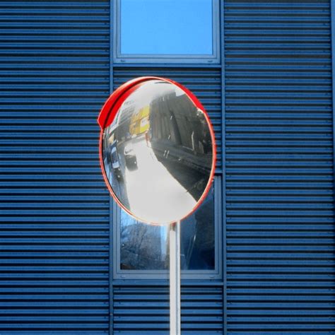 Sferinis veidrodis automobilių stovėjimo aikštelėje