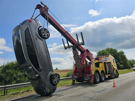 Transporto priemonės sugedusios kelyje ir laukiančios pagalbos