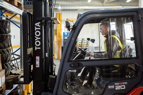 Ergonomiška elektrinio krautuvo kabina su panoraminiu stiebu