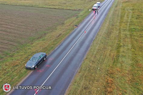 Automobilis ant Lenkijos kelio