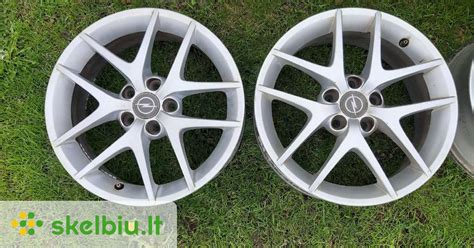 Įvairūs automobilio ratlankiai su skirtingais nešvarumais