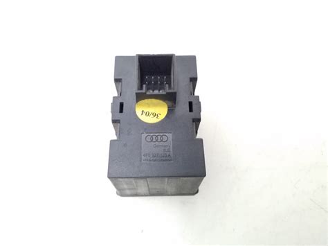 Audi A6 C4 prietaisų skydelio vaizdas su saugiklių dėžutės dangteliu