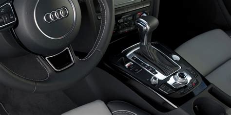 Audi automobilio interjeras su automatine pavarų svirtimi