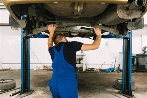 Mechanikas atlieka automobilio diagnostiką