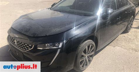 Peugeot 508 automobilis su guminiais kilimėliais