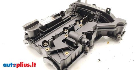 Ford Focus su atidarytu variklio dangčiu, matomi skysčių bakeliai