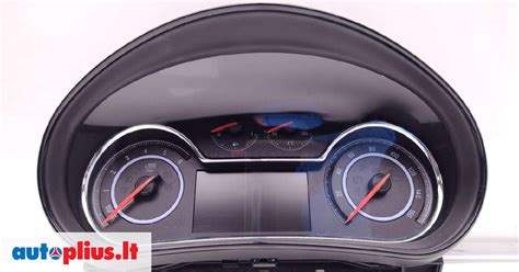 Opel Insignia prietaisų skydelis su užsidegusia „Service“ lempute