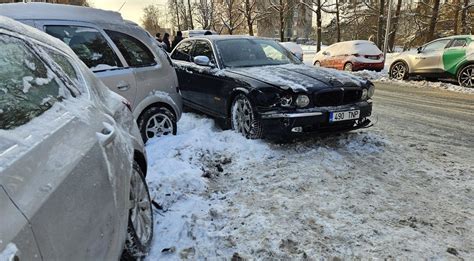 Automobiliai po avarijos Ozo gatvėje