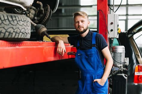 Mechanikas dirbantis su automobiliu