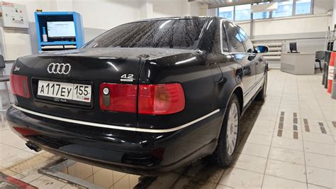 Audi A8 D2 su atidarytu variklio dangčiu, demonstruojant aliumininę konstrukciją
