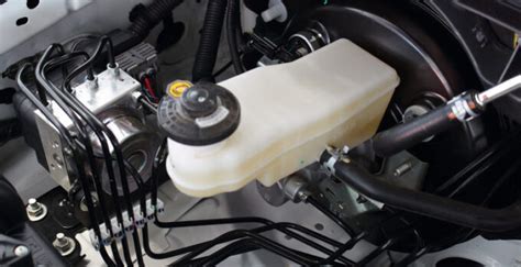 Vaizdinis pavyzdys, kaip ABS sistema veikia stabdymo metu