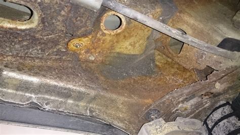 Korozijos pažeistas automobilio dugnas