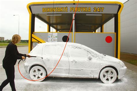 Automobilis plaunamas automatinėje plovykloje