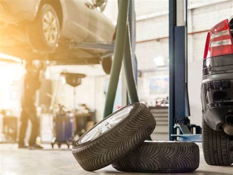 Didelis autoserviso kompleksas su įvairiomis remonto zonomis