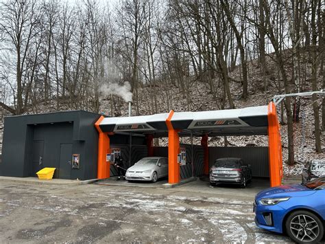 Mobilioji automobilių plovykla dirbanti lauke