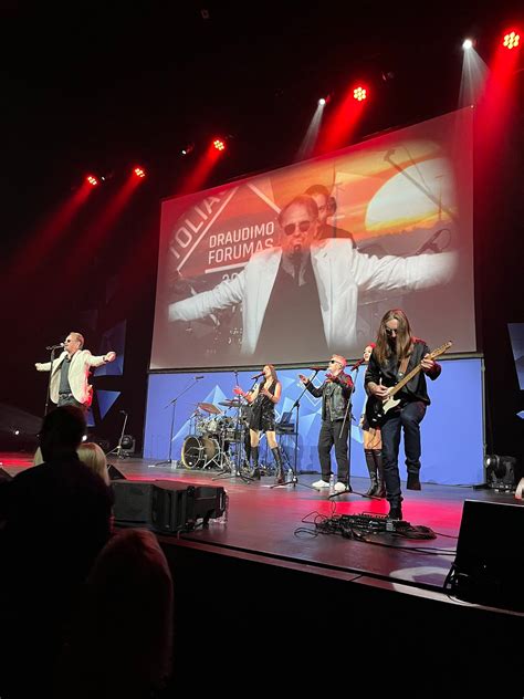 Simbolis, rodantis draudimo polisą ir automobilį