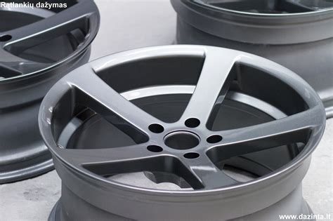 Automobilio ratlankių paruošimas dažymui