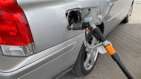 Automobilio degalų bako pildymas