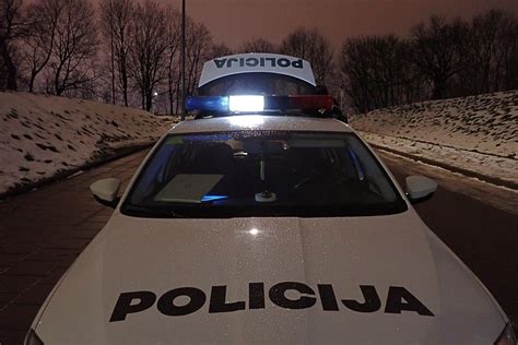 Policijos pareigūno stabdomas automobilis