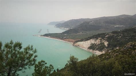 Italijos kraštovaizdis su elektromobiliu pakeliui