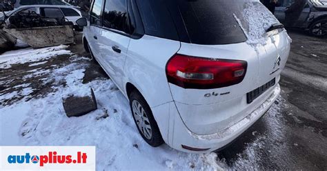 Citroen C4 Picasso su atidarytu variklio dangčiu