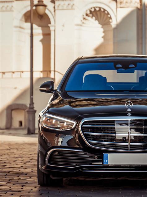 Jaunavedžiai išeina iš prabangaus Mercedes-Benz automobilio