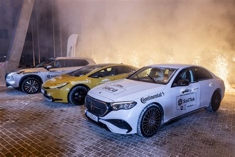 Nuotrauka su laimingais jaunavedžiais prie papuošto Mercedes-Benz automobilio