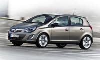 Nuotrauka Opel Corsa automobilio, važiuojančio mieste