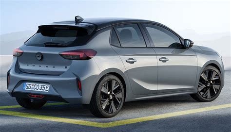 Infografika, lyginanti Opel Corsa skirtingų kartų dizainą