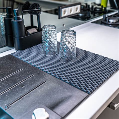 Schema, kaip EVA kilimėlio korėta struktūra sulaiko vandenį ir nešvarumus