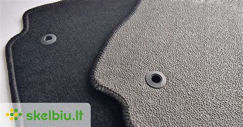 Nuotrauka su skirtingų spalvų EVA kilimėliais automobilių salonuose