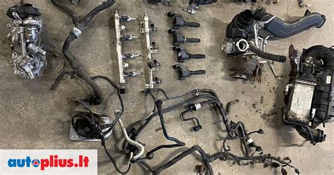 Asmuo, kruopščiai klijuojantis automobilio modelio detales