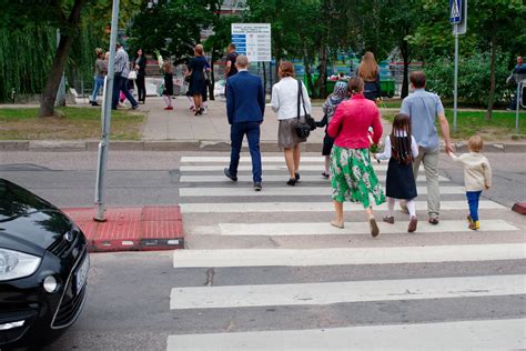 Vairuotojas vilki ryškiaspalvę liemenę tamsiu paros metu