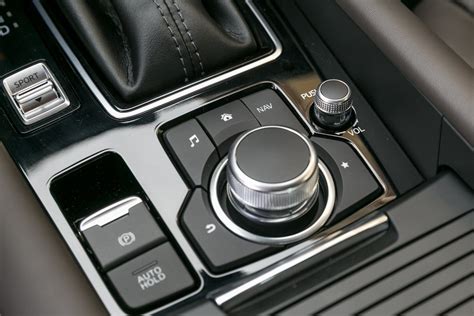 Elektroninio rankinio stabdžio mygtukas automobilyje