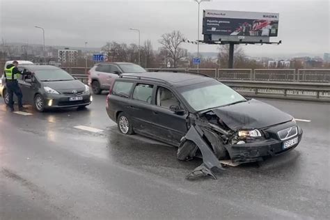 Nuotrauka su „Volvo“ sunkvežimiu kelyje