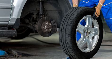 automobilis su sugedusia padanga kelyje