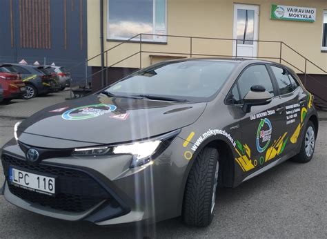 Automobiliai vairavimo mokykloje