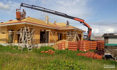 Nuotrauka sunkvežimio su manipuliatoriumi, gabenančio negabaritinį krovinį