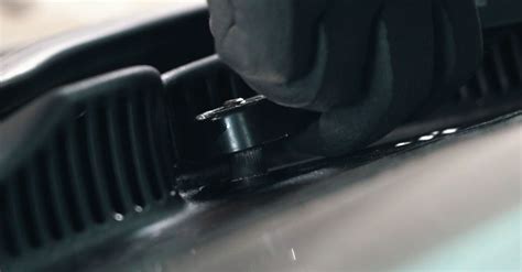 Vaizdas kaip atjungti valytuvo šluotelę nuo svirties