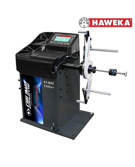 Nuotrauka su motociklų ratų montavimo staklėmis