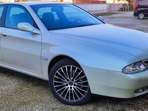 Alfa Romeo 166 su blizgiais lieti ratlankiais