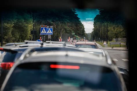 Netinkamai pastatytas automobilis, blokuojantis išvažiavimą