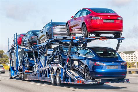 automobilvežis gabenantis automobilius