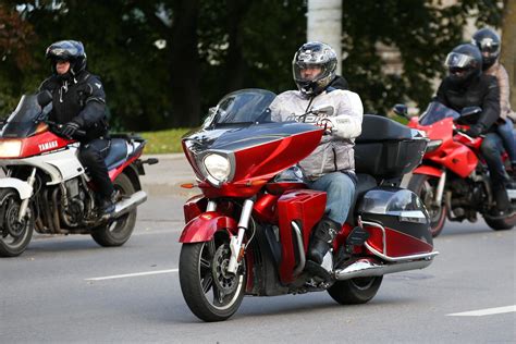 Motociklininkai važiuoja šachmatine tvarka