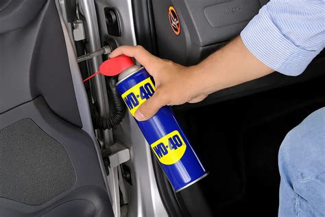 WD-40 purškiklis ant automobilio sėdynės